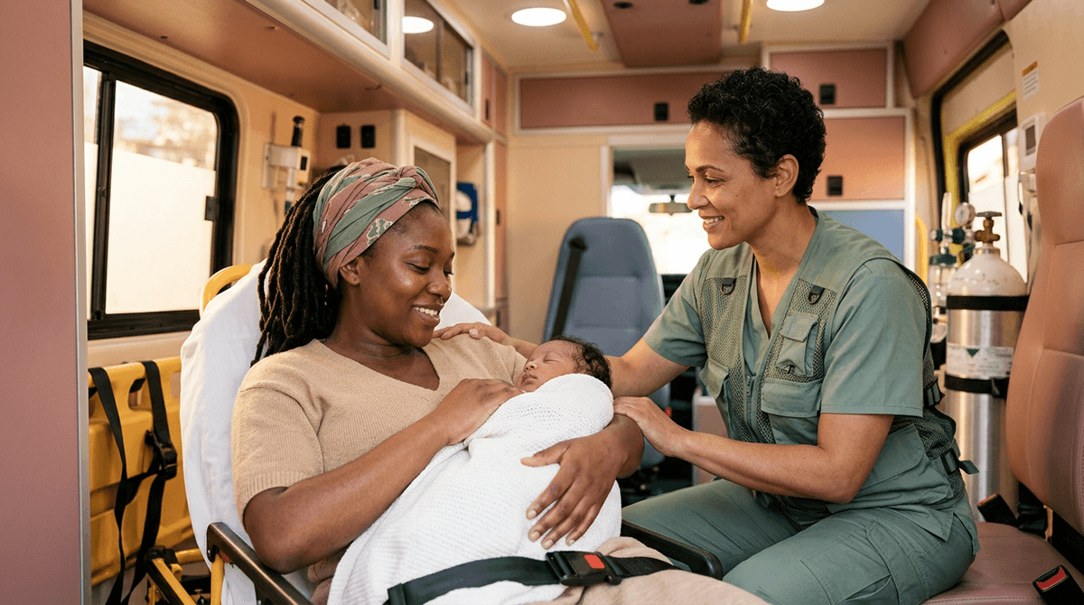 Maman latine tenant son nouveau-né dans une ambulance, assistée par un secouriste souriant