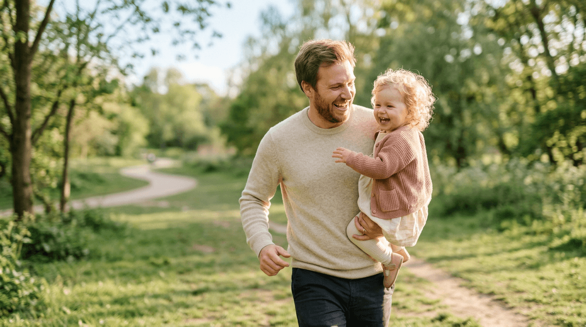 Papa et sa fille de 2 ans jouant activement ensemble dans un parc ensoleillé