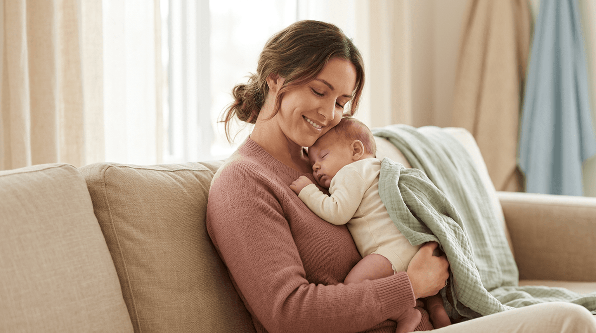 Mère apaisant son bébé atteint de reflux gastro-œsophagien, dans une ambiance douce et pastel.