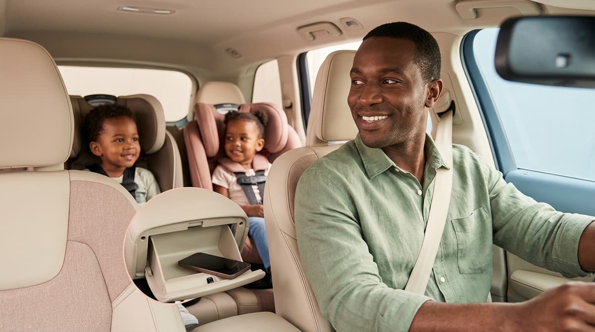 Père de famille posant son téléphone avant de conduire avec ses enfants à bord